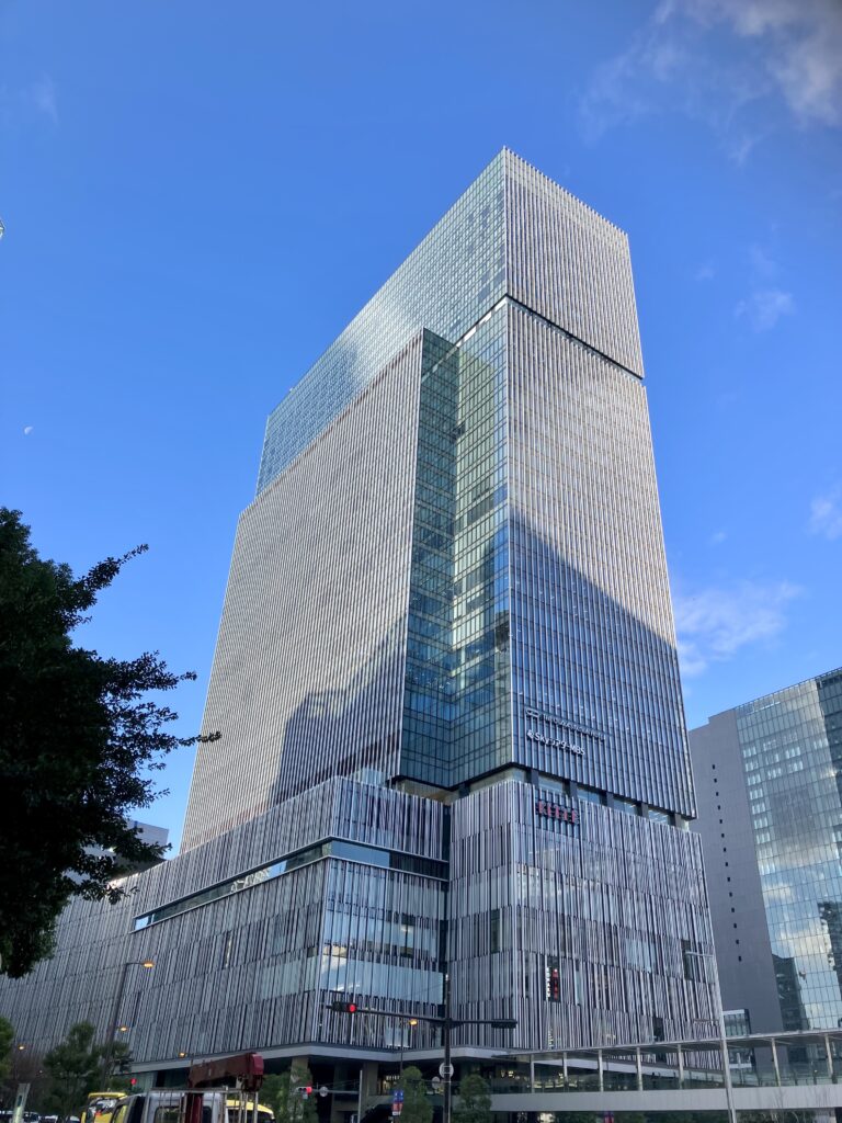 KITTE大阪の建物全体が写った外観写真