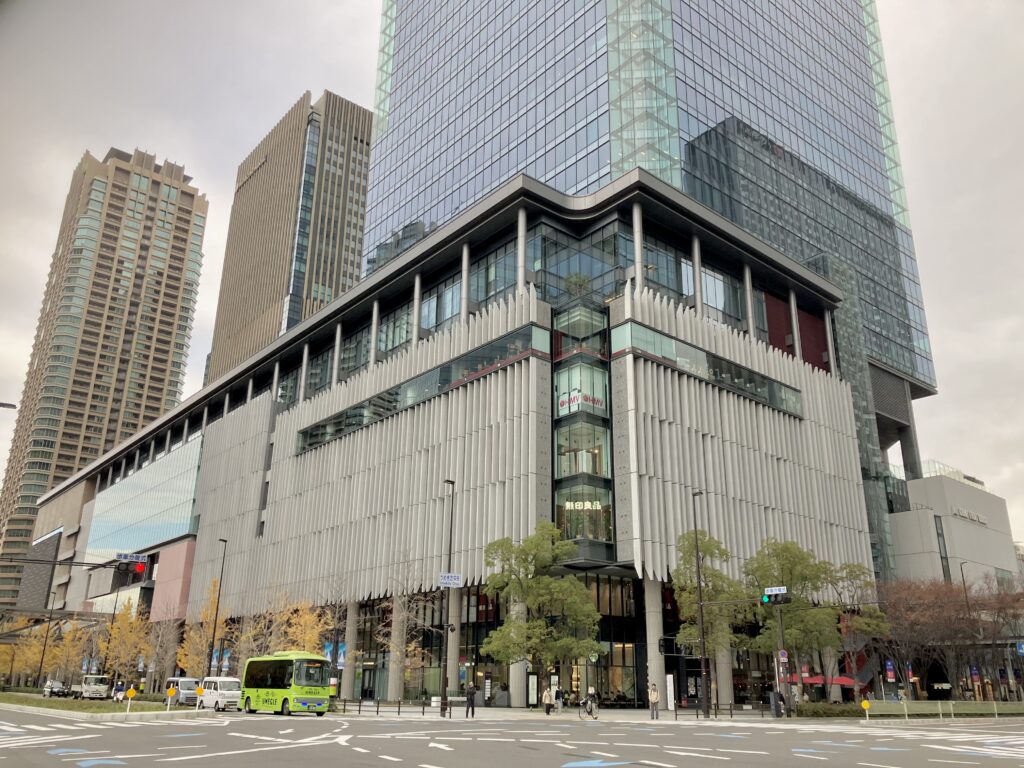 グランフロント大阪の建物全景の写真と梅田の巡回バス